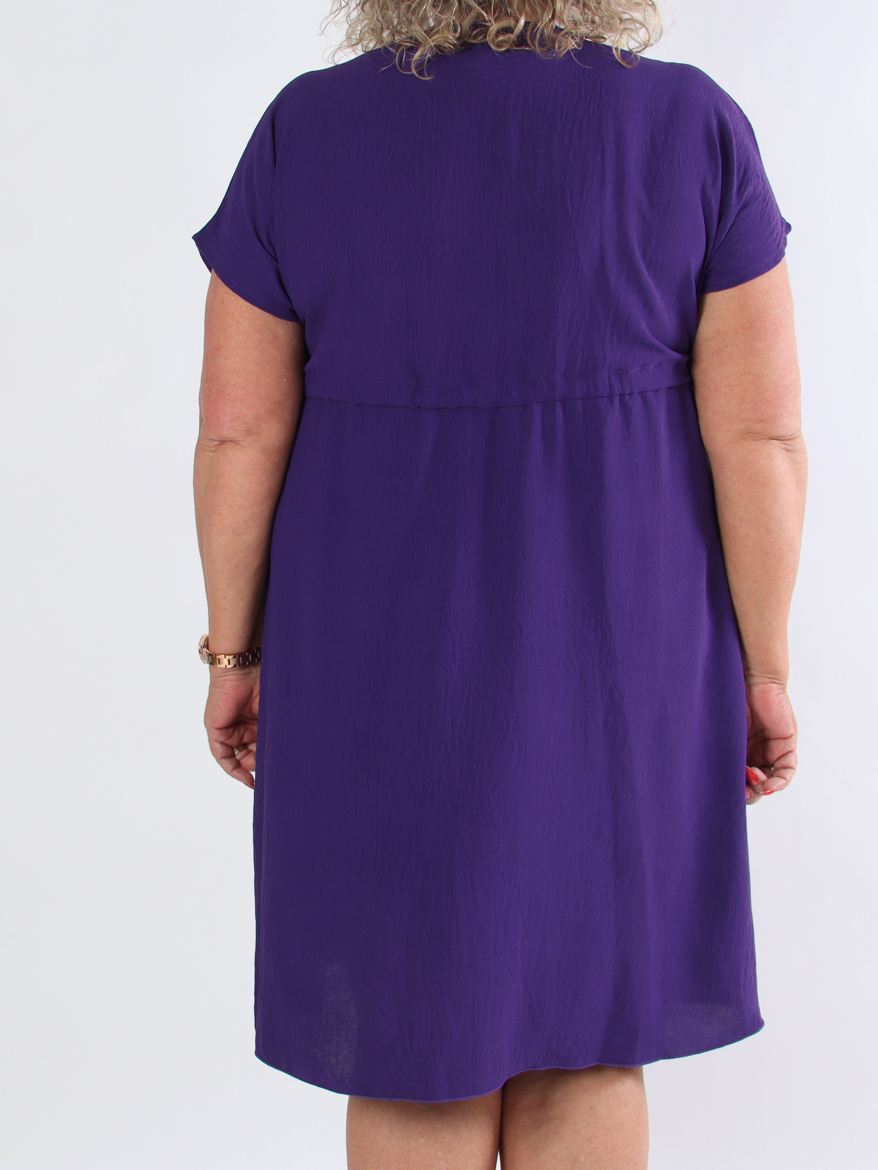 Ada - Sød plus size kjole med vogue henover brystet